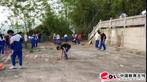 广州派潭中学组织学生纪念革命先烈