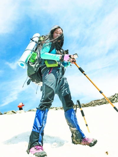 女大学生祭奠母亲2年多爬30座山峰
