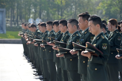 成都某陆航旅官兵祭奠汶川地震十周年