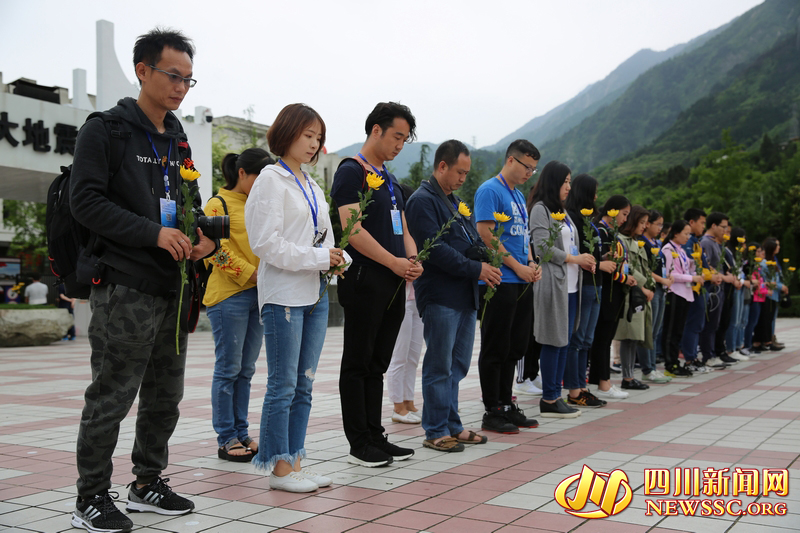全国网媒祭奠映秀漩口中学地震遗址