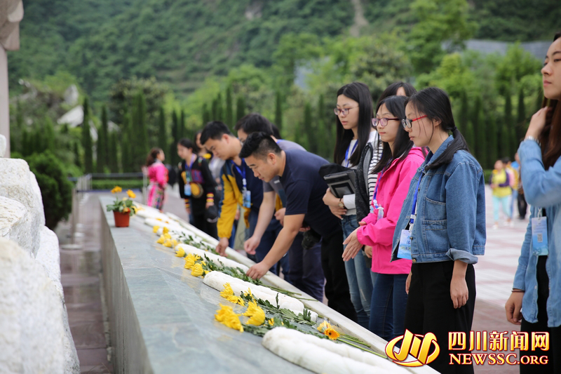 全国网媒祭奠映秀漩口中学地震遗址